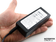 Das kleine 60 Watt Netzteil passt nicht zum Design, es wiegt aber immerhin nur 247 Gramm.