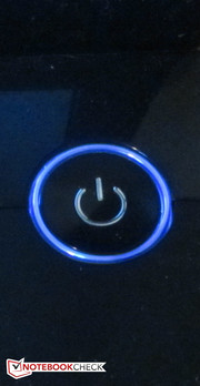 Der beleuchtete Powerbutton sorgt für einen farblichen Akzent.