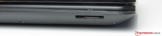 An der Vorderseite sitzt das Speicherkartenlesegerät (SD, SDHC, SDXC, MMC).