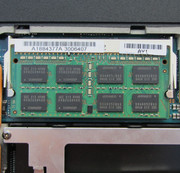 Das Gerät kommt nur mit einer Arbeitsspeicherbank. Die Bank kann maximal ein 8-GB-Modul aufnehmen.