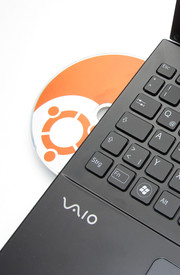 Sony verbaut einen Slot-in-DVD-Brenner. Das Gerät liest und beschreibt jede Art von DVD bzw. CD.