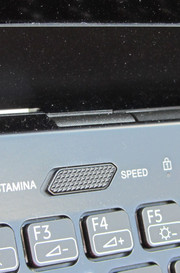 Die Scharniere sind zur Mitte hin versetzt.