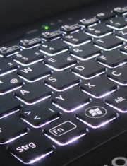 Die Tastatur verfügt über eine Hintergrundbeleuchtung.