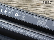Die 5.000 mAh halten den 16.4-Zoller maximal drei Stunden auf den Beinen (Idle).