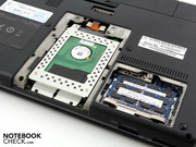 Die Wartungsklappe auf der Unterseite gibt neben der 2.5-Zoll Samsung HDD