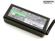 Es liefert 65 Watt und wiegt 224 Gramm.