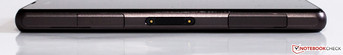 Micro-USB-Port, Micro-SD-Slot und Micro-SIM-Einschub an der linken Seite