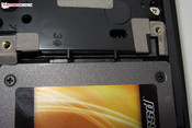 Unsere SSD stößt an zwei Kunststoffnasen.
