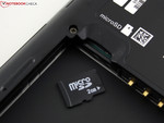 MicroSD-Slot nebem dem Akku
