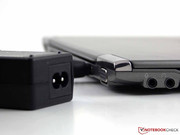 Das Netzteil ist höher als das Notebook (15.9 mm).