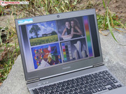 Display draußen: Durch Entspiegelung und gute Helligkeit