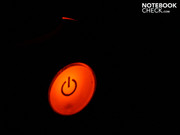Nett an zu sehen ist der Power-Button. Rot für Standby, Grün für An. Nett an zu sehen ist der Power-Button. Rot für Standby, Grün für An.