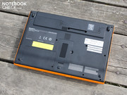 Die Unterseite hat eine Klappe zum Wechseln von HDD und Arbeitsspeicher. Die Unterseite hat eine Klappe zum Wechseln von HDD und Arbeitsspeicher.