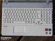 Die Eingabegeräte sind für Büroarbeiten optimal, speziell die breite Tastatur mit ihrem guten Feedback.