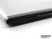 Die Frontseite enthält nur die Audio-Ports sowie einen (hier nicht aktiven) SimCard-Slot.