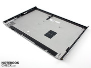 Schrauben lösen und Bodenplatte nach vorn abziehen.