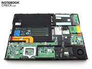 Im nur 19.7 Millimeter hohen Gehäuse herrscht dichtes Gedränge.