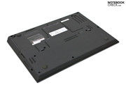 Neben den üblichen Aufklebern und Schrauben ist die Unterseite blank.