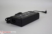Der große (16.5 x 8 x 4 cm) AC-Adapter liefert 19,5 V Der große (16.5 x 8 x 4 cm) AC-Adapter liefert 19,5 V