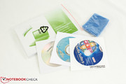 Handbuch, Treiber CD, CyberLink Media Suite 8 und ein Reinigungstuch sind standardmäßig im Lieferumfang enthalten. Die CD für die Displaykalibrierung ist optional.