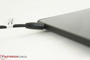 Der Micro-USB-Anschluss ist leicht abgewinkelt um das Anstecken von Kabeln zu erleichtern.