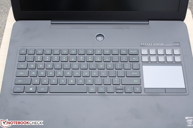 Die Tastatur könnte für große Hände etwas zu klein sein.