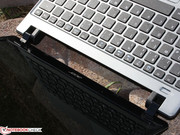 Dies liegt am etwas undeutlichen Druckpunkt. Das Tastenbett liegt aber fest auf.