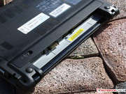 und kann nur per Stift oder Schraubenzieher entriegelt werden.