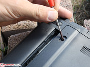 Der Akku ist durch den vertieft sitzenden Schieber gesichert