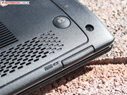 Der Kartenleser befindet sich mit seinem herausfallenden SD-Dummy an der linken Frontseite.