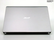 Das 4810T ist etwa mit einem Aluminium Displaydeckel versehen, der sowohl eine gute Stabilität als auch eine ansprechende Haptik bietet.