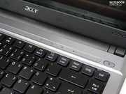 Die verbauten Lautsprecher links und rechts oberhalb der Tastatur...