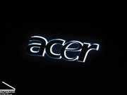 Die Rückseite des Displaydeckels wird zusätzlich noch mit einem in weiß beleuchtetes Acer Firmenlogo verziehrt, welches aber nur in dunklen Umgebungen gut zur Geltung kommt.