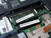 Durch das Abnehmen der unteren Abdeckung werden nicht nur CPU und GPU frei gemacht, sondern ermöglicht auch den Zugang zum RAM. Somit sollte ein späterer Arbeitsspeicher Upgrade kein Problem darstellen.