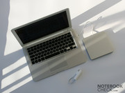Das USB Superdrive und der USB Netzwerkadapter sind nützliche, allerdings optionale, aufpreispflichtige Zubehörposten. Das USB Superdrive und der USB Netzwerkadapter sind nützliche, allerdings optionale, aufpreispflichtige Zubehörposten.
