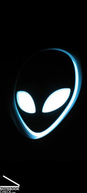 Unverkennbar Alienware - Das bekannte Alien-Logo ziert auch beim Area-51 m17x den Displaydeckel und wird durch eine LED Beleuchtung auch gekonnt in Szene gesetzt.