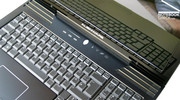 Für Kritik sorgen die angebotenen berührungssensitiven Zusatztasten oberhalb der Tastatur, da diese nur stark verzögert ansprechen und sich so besonders die Anpassung der Lautstärke der Soundausgabe als Geduldspiel erweist. Für Kritik sorgen die angebotenen berührungssensitiven Zusatztasten oberhalb der Tastatur, da diese nur stark verzögert ansprechen und sich so besonders die Anpassung der Lautstärke der Soundausgabe als Geduldspiel erweist.