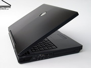Das Notebook selbst gibt sich auf den ersten Blick überaus schlicht un konservativ, zumindest was die Farbgebung des Gehäuses betrifft. Das Notebook selbst gibt sich auf den ersten Blick überaus schlicht un konservativ, zumindest was die Farbgebung des Gehäuses betrifft.