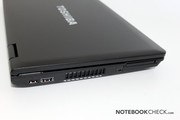 Die USB Ports auf der linken Seite sind "Sleep and Charge" fähig.