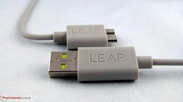 Zwei unterschiedlichlange USB-Kabel liegen der Leap Motion bei.
