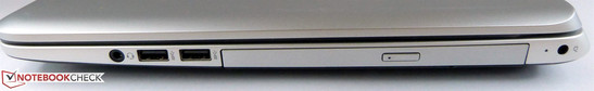 Rechts dominiert das DVD-Laufwerk hinter dem Stromanschluss. Davor gelegen sind 2x USB 3.0 und 3,5-mm-Klinke.