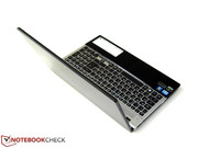 Die glänzenden Kunststoffoberflächen sind dafür allerdings anfällig für Staub und Fingerabdrücke. Die glänzenden Kunststoffoberflächen sind dafür allerdings anfällig für Staub und Fingerabdrücke.