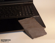 Immerhin legt Asus ein Mikrofasertuch zur Reinigung bei. Immerhin legt Asus ein Mikrofasertuch zur Reinigung bei.