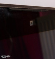 Eine Webcam und ein Mikrofon sind über dem Bildschirm integriert. Eine Webcam und ein Mikrofon sind über dem Bildschirm integriert.