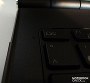 Tastatur- und Monitorhelligkeit können wahlweise automatisch über einen Helligkeitssensor geregelt werden.
