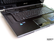 Anders als viele Gaming-Notebooks, zeigt sich das Notebook mit einer Mischung aus verschiedenen Oberflächen recht elegant. Anders als viele Gaming-Notebooks, zeigt sich das Notebook mit einer Mischung aus verschiedenen Oberflächen recht elegant.