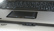 Das Touchpad hat einen schwarzen Rahmen.