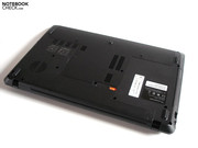 Die Unterseite des EasyNote LS11 ist ziemlich stabil. Die Unterseite des EasyNote LS11 ist ziemlich stabil.