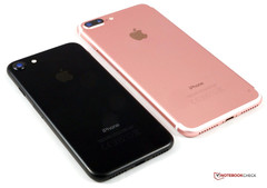 Schwarzes iPhone 7 und rosegoldenes iPhone 7 Plus in unserem Live-Test.