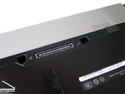 Dank Docking-Schnittstelle an der Unterseite des Notebooks lässt sich das M2400 auch um weitere Schnittstellen erweitern.